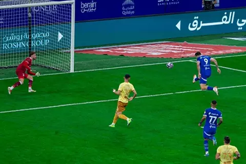 لم يستسلم بعد.. الهلال يقسو على العروبة في الدوري السعودي